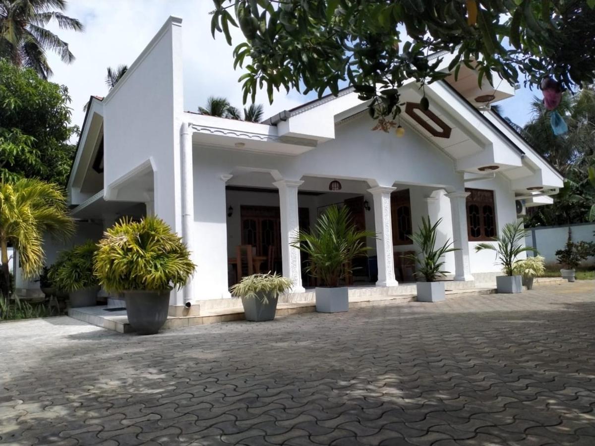 Holidays Hotel Nainamadama Экстерьер фото
