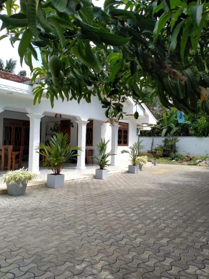 Holidays Hotel Nainamadama Экстерьер фото