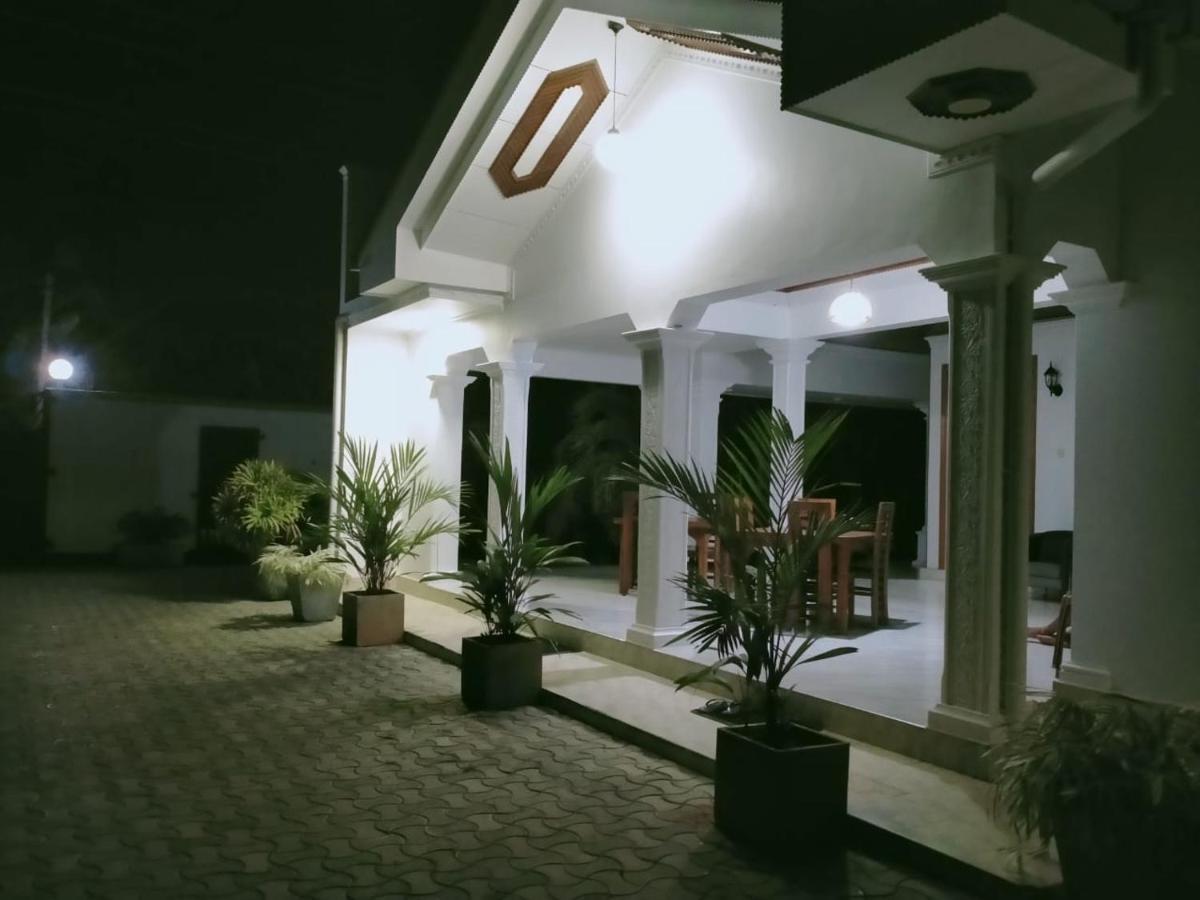 Holidays Hotel Nainamadama Экстерьер фото