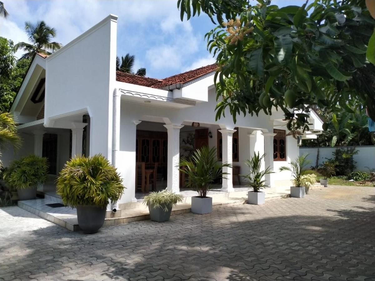 Holidays Hotel Nainamadama Экстерьер фото