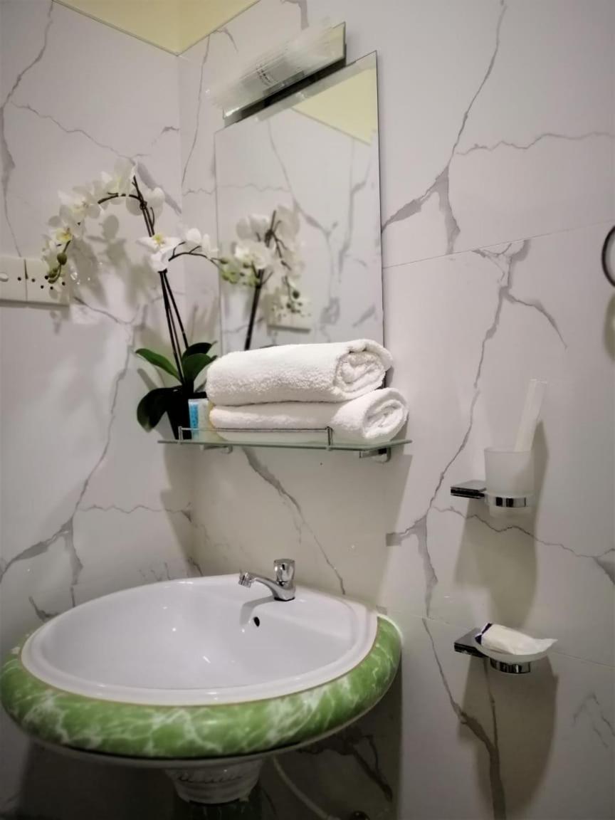 Holidays Hotel Nainamadama Экстерьер фото